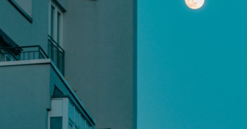 Modernist Architecture - Mondwanderung